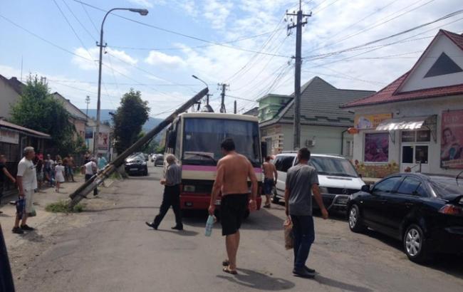 В Сваляве автобус привалило столбом
