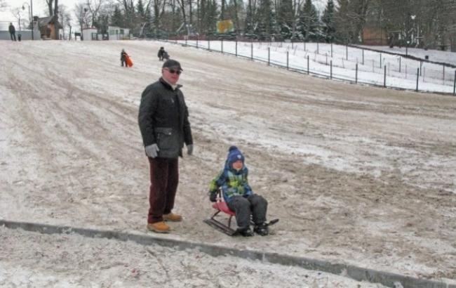 У Росії безкоштовну снігову гірку засипали піском, щоб діти каталися на платній