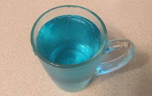 "Вместо прозрачной холодной": в Киеве из крана полилась вода необычного цвета