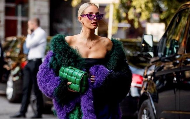 Фуксия и все оттенки зеленого: стилист рассказала, как правильно носить цветные сумки осенью