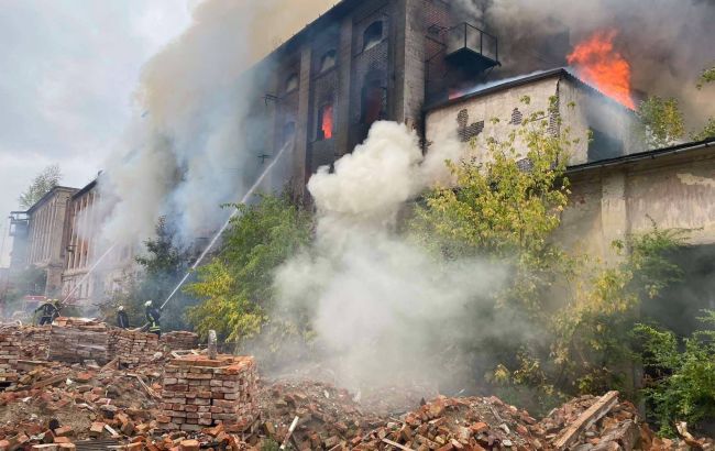 У Мукачеві пожежа на території колишнього заводу: чи є загроза для міста