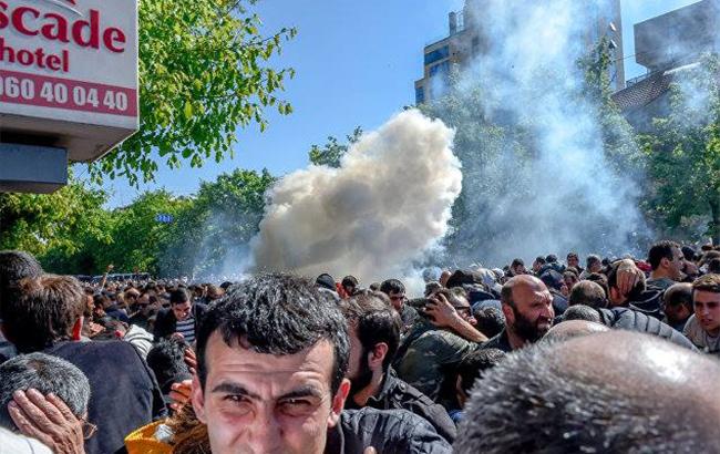 Участники протестов в Армении заблокировали резиденцию премьера страны