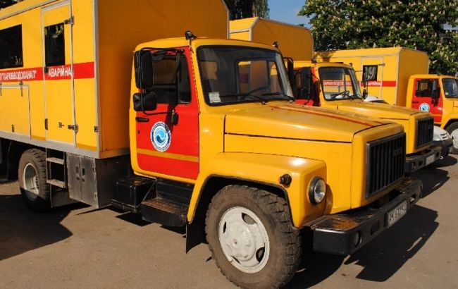 В Харькове загорелся грузовик коммунальщиков: люди выпрыгивали из машины на ходу (видео)