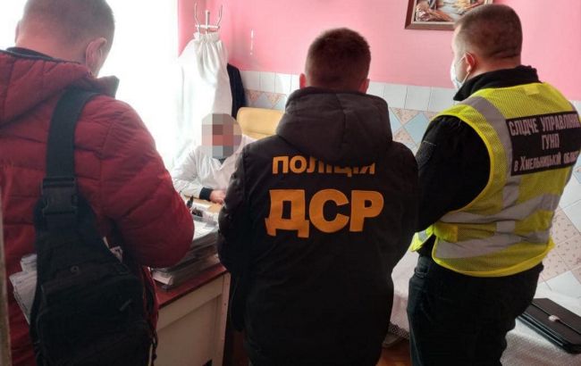 Вносил недостоверные сведения о COVID-вакцинации: в Хмельницкой области задержали врача