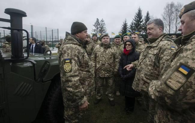 США передали українській армії медичні "Хаммери"