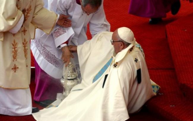 Папа Римский упал перед алтарем в Польше