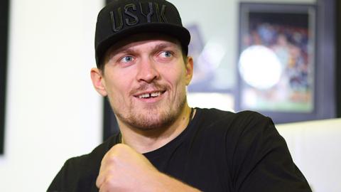 "Собачі питання задаєте": Усик різко відповів журналістам, чий Крим