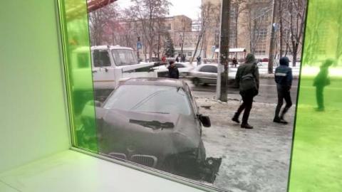 "Хотели без очереди": в Киеве возмутились водителем, который въехал в отделение банка (фото)