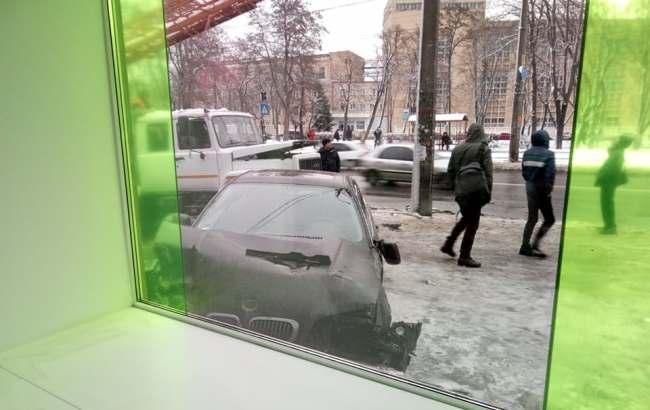 "Хотіли без черги": у Києві обурилися водієм, який в'їхав у відділення банку (фото)