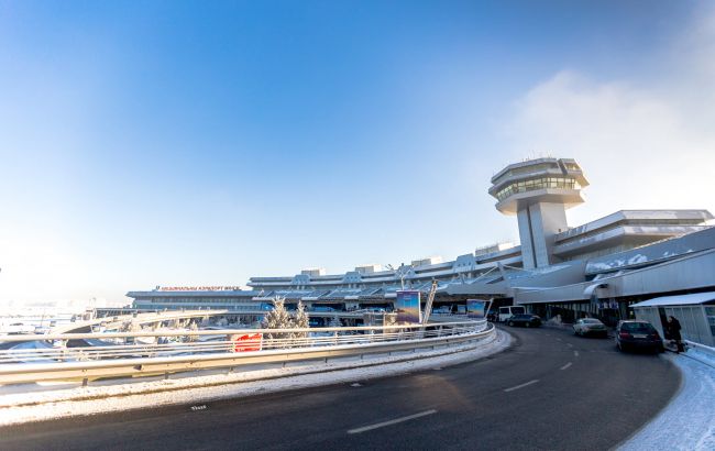 Вышел за полосу. Появилось видео посадки самолета в Минском аэропорту в сильный снегопад
