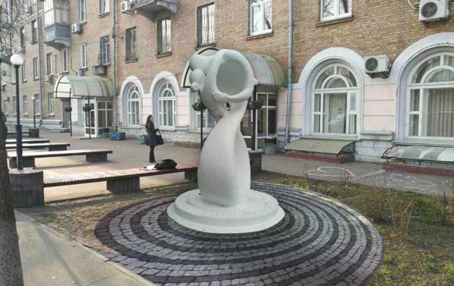 "Деньги на ветер": в Киевсовете хотят выделить на строительство "влюбленной" скульптуры 400 тыс. грн