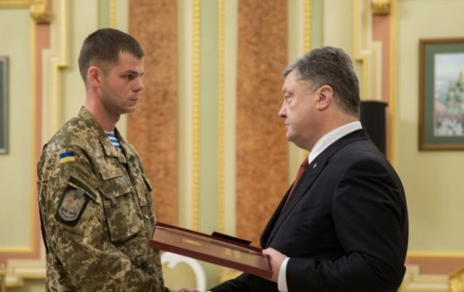 За виняткову мужність: Порошенко нагородив трьох бійців званням Героя України