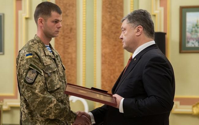 Порошенко присвоил троим бойцам ВСУ звание Герой Украины, двоим - посмертно