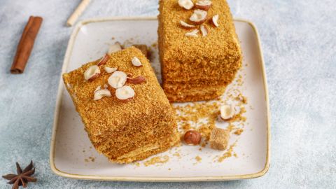 Печемо медовик зі сметанним кремом за рецептом наших бабусь: ідеальний святковий десерт