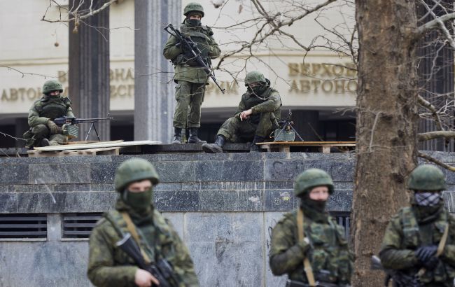 Россияне начали эвакуировать секретную документацию из Крыма, - ЦНС