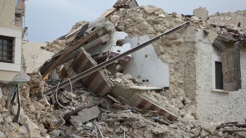 Під Києвом обвалився будинок: під завалами опинилися люди