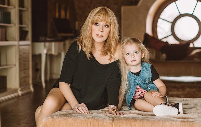 Четырехлетняя дочь Пугачевой стала невестой (видео)