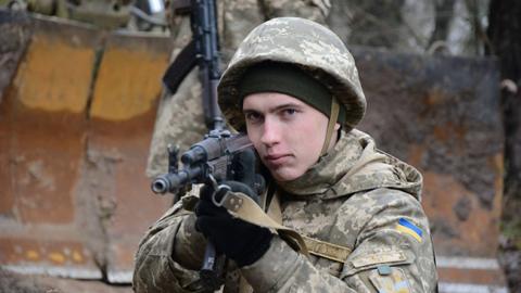 В зоні АТО в результаті обстрілів поранено українського солдата, - штаб