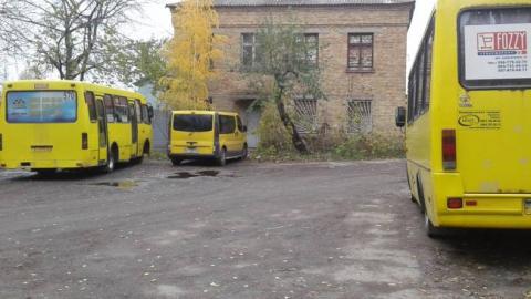 "Думал, меня не удивить": в Киеве на территории школы устроили СТО для маршруток