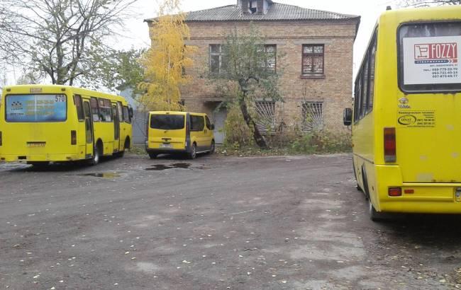 "Думав, мене не здивувати": у Києві на території школи влаштували СТО для маршруток
