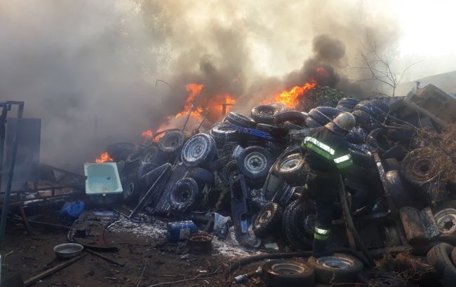 В Харькове произошел масштабный пожар старых автопокрышек