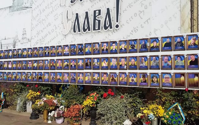 У центрі Чернівців розбили портрети загиблих на фронті героїв АТО (фото)