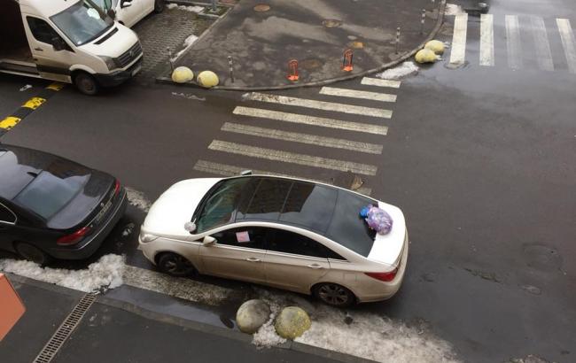 "Видно, люди ввічливі": у Києві місцеві жителі піднесли "пахучий" сюрприз "герою парковки"