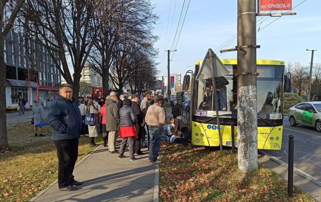 Умер за рулем: у водителя автобуса во Львове случился сердечный приступ