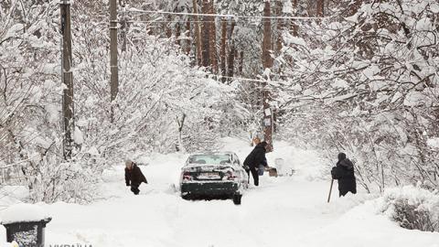 У зв'язку зі снігопадами в "Укравтодорі" повідомили про "жовтий" рівень загрози на дорогах