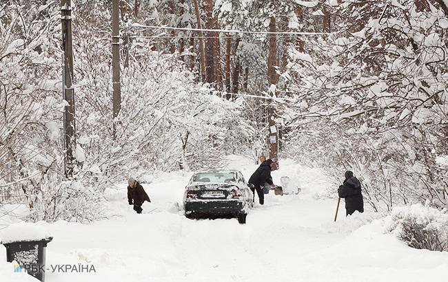 У зв'язку зі снігопадами в "Укравтодорі" повідомили про "жовтий" рівень загрози на дорогах