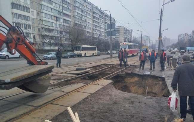 Аварія на колекторі: в Києві вже три дні не можуть усунути прірву посеред дороги