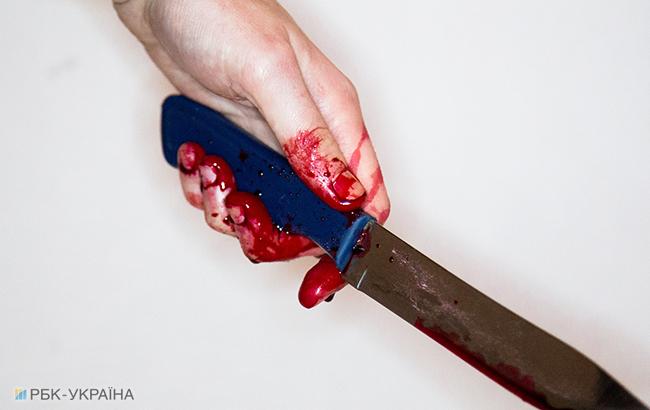 Зробив зауваження: у Києві на вокзалі чоловікові встромили ножа в голову