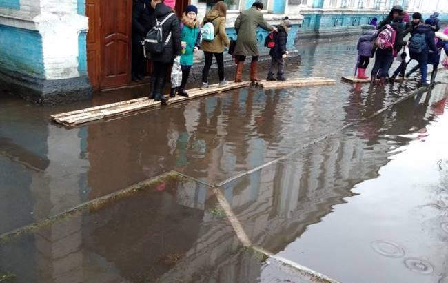 "Позор": в Сумской области детям приходится "заплывать" в школу