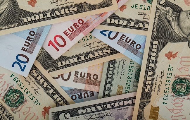 Долар і євро продовжили зниження на міжбанку