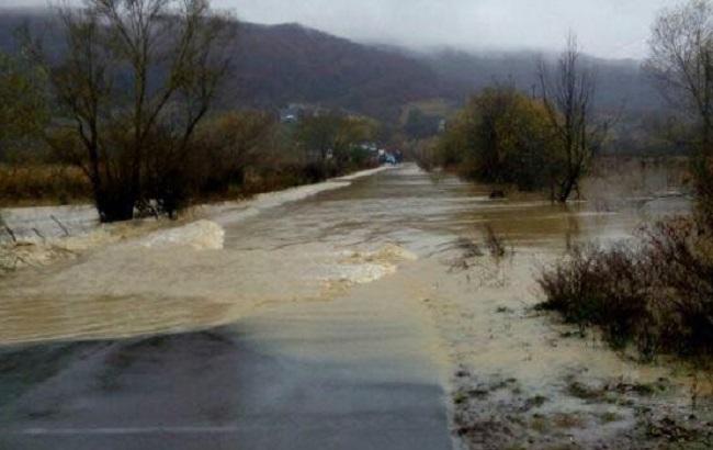 Негода на Закарпатті: на 5 автодорогах перекрито рух транспорту