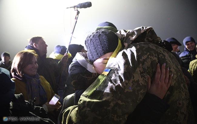 В Черновцах трогательно встретили военных, вернувшихся из зоны АТО (фото)