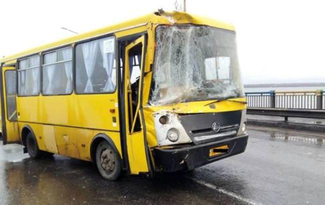 В Николаеве столкнулись пассажирский микроавтобус и грузовик