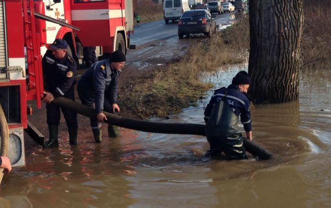Паводок на Закарпатті: у ДСНС розповіли, коли відновлять водопостачання в Мукачево