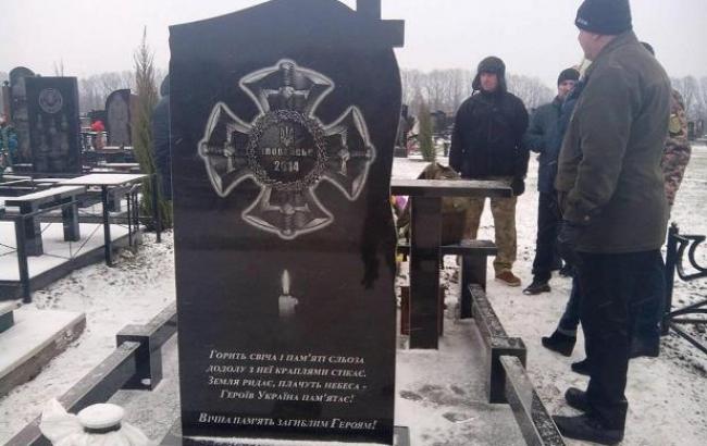 В Кременчуге обновили памятник бойцу АТО, который ранее установили с ошибками (фото)