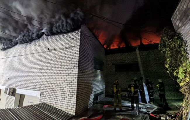 Пожар на СТО в Киеве: один сотрудник получил ожоги лица