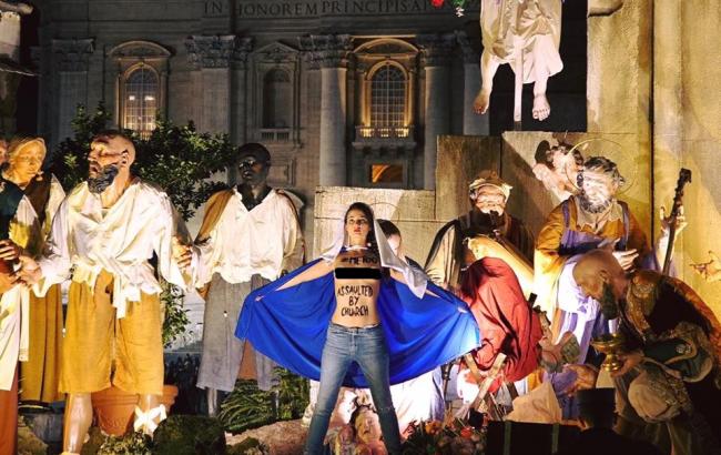 В Ватикане обнаженная активистка Femen пыталась похитить Иисуса