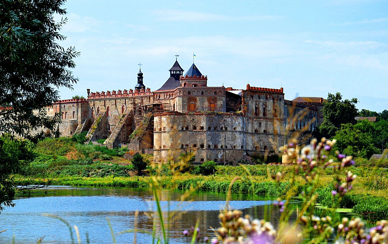 Замки, в которые возвращается жизнь: пять интересных дворцов, которые ...