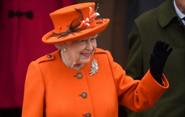 "Можно сломать шею": королева Елизавета II рассказала о том, каково носить корону