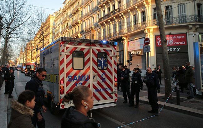 Во Франции неизвестный напал с ножом на прохожих
