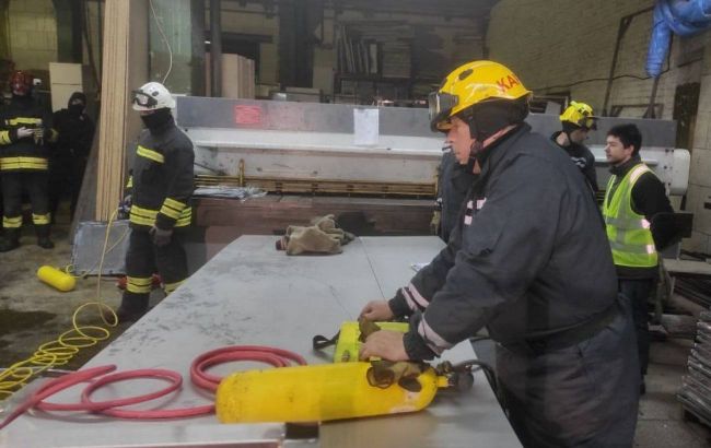 На київському заводі сталася трагедія: двоє робітників загинули на місці