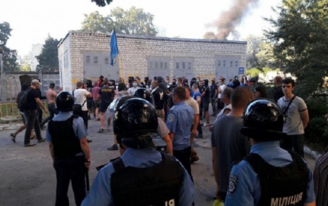 Представители "Азова" штурмуют строительство в Святошинском переулке в Киеве
