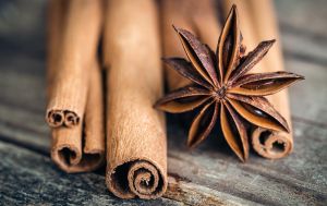 Не лише у випічці: 6 трюків з корицею, які полегшують життя