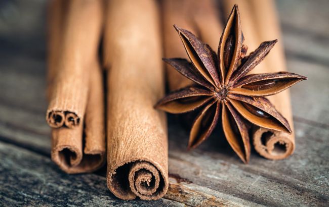 Не лише у випічці: 6 трюків з корицею, які полегшують життя
