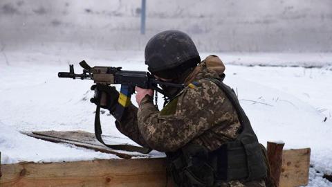 За минулу добу на Донбасі зафіксовано 3 обстріли, поранено військового