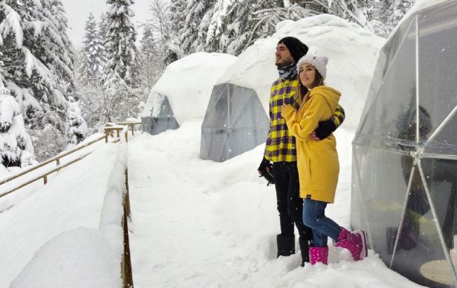 Ведущие тревел-шоу нашли в Карпатах уникальный глемпинг: побывали в космических шарах